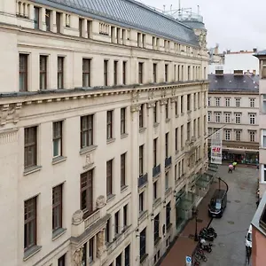 Aranykez 4-6: Downtown , Budapest Ungheria
